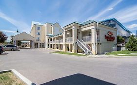 Econo Lodge Inn & Suites University